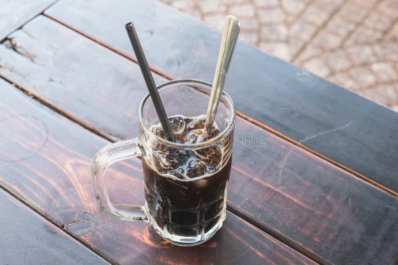 Café froid vietnamien avec de la glace dans des rues de Ho Chi Minh photos stock Café froid vietnamien avec de la glace dans des rues de Ho Chi Minh photos stock