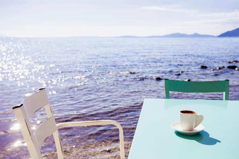 Café griego en un café cerca del mar foto de archivo Café griego en un café cerca del mar foto de archivo