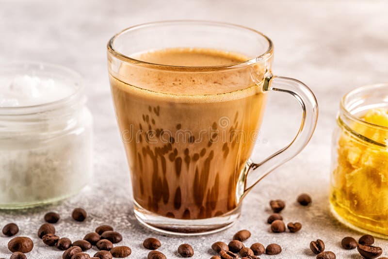 Café Misturado Com O óleo Da Manteiga Da Ghee E De Coco De MCT Imagem