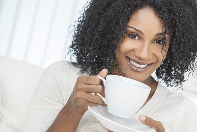 Café ou chá bebendo da mulher do americano africano