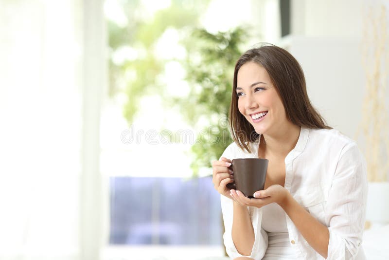 Café ou chá bebendo da mulher em casa