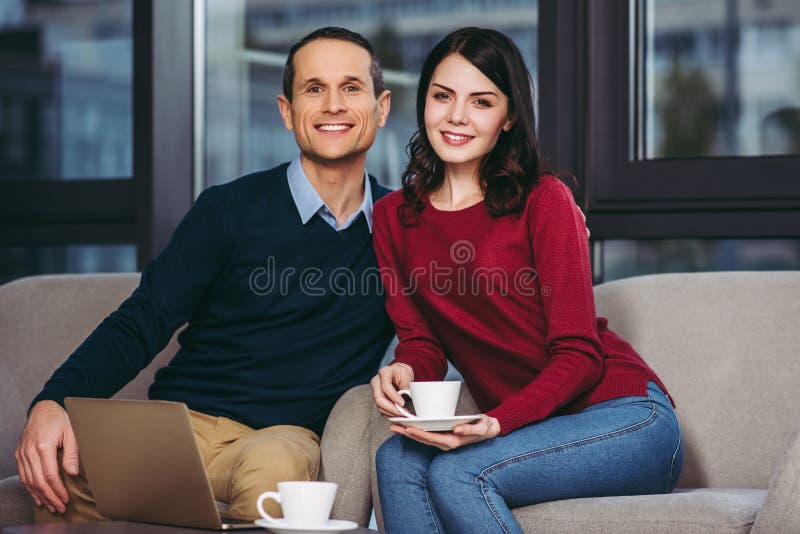 Café potable de couples photographie stock Café potable de couples photographie stock