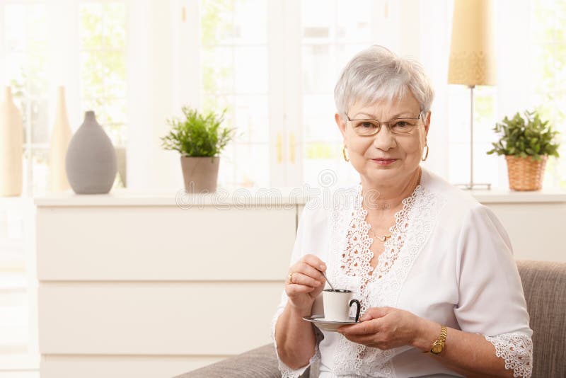 Café potable de femme aînée image stock Café potable de femme aînée image stock
