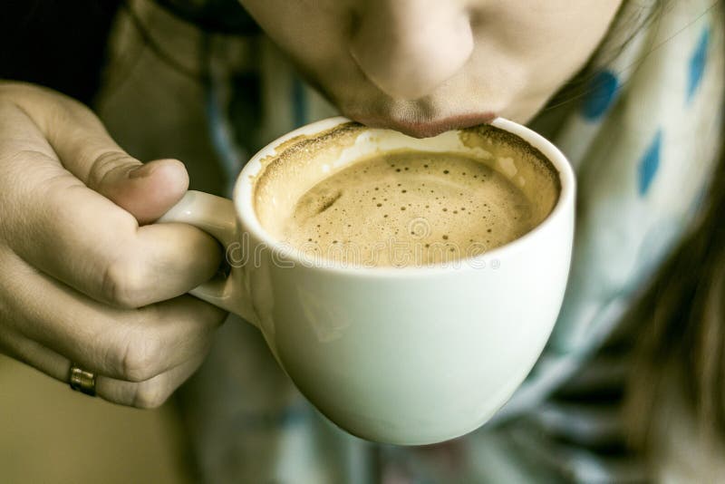 Café potable de fille image libre de droits Café potable de fille image libre de droits