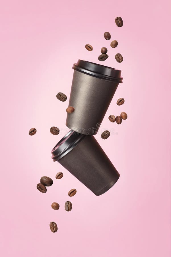 Café que vuela de tazas de papel con los granos de café del vuelo en un fondo rosado Concepto del café Mofa para arriba Café vací fotos de archivo Café que vuela de tazas de papel con los granos de café del vuelo en un fondo rosado Concepto del café Mofa para arriba Café vací fotos de archivo