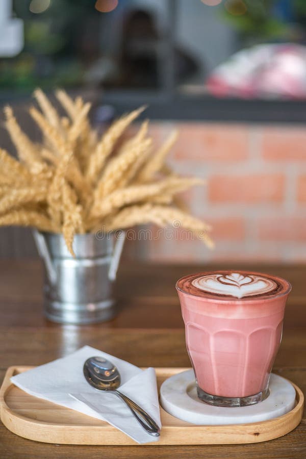 Café latte rosa doce e quente foto de stock