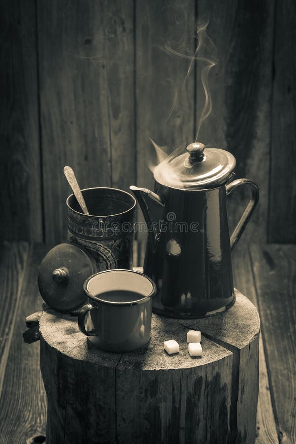 Café sólo caliente en tocón de madera del vintage foto de archivo libre de regalías Café sólo caliente en tocón de madera del vintage foto de archivo libre de regalías