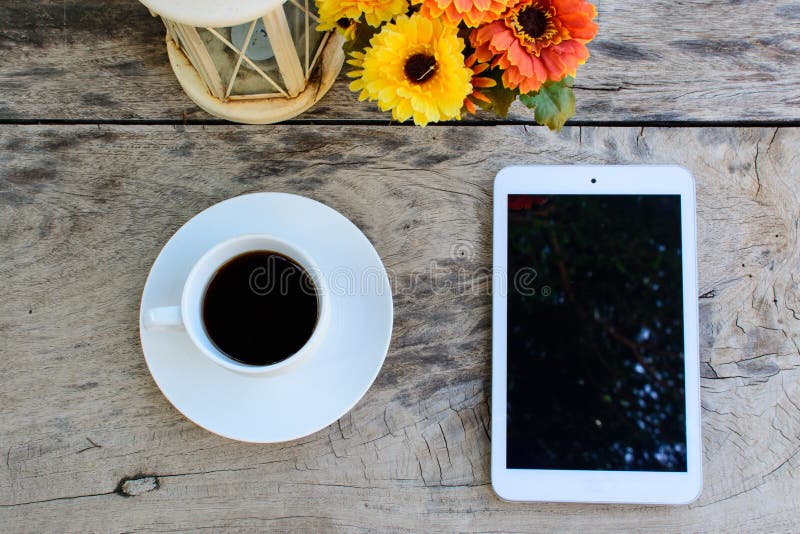 Café, tableta en la tabla de madera con la flor foto de archivo libre de regalías