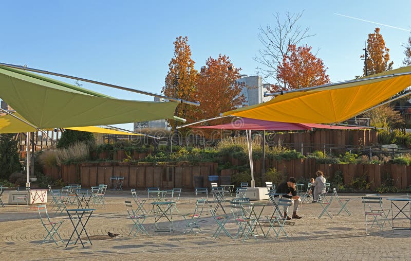 Café - tafels op klein eiland pier 55 artificieel insulair park in de hudson rivier in new york