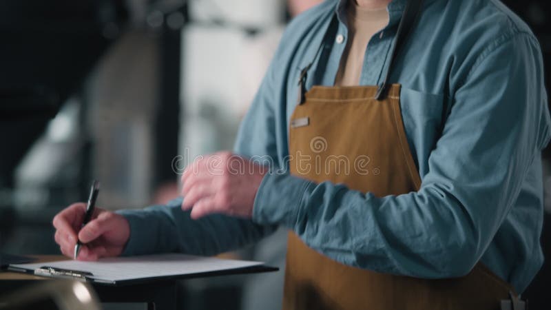 Café torréfaction homme contrôle arôme rôti fèves de caféine dans la machine de grille-pain l'équipement de l'industrie vérificati banque de vidéos