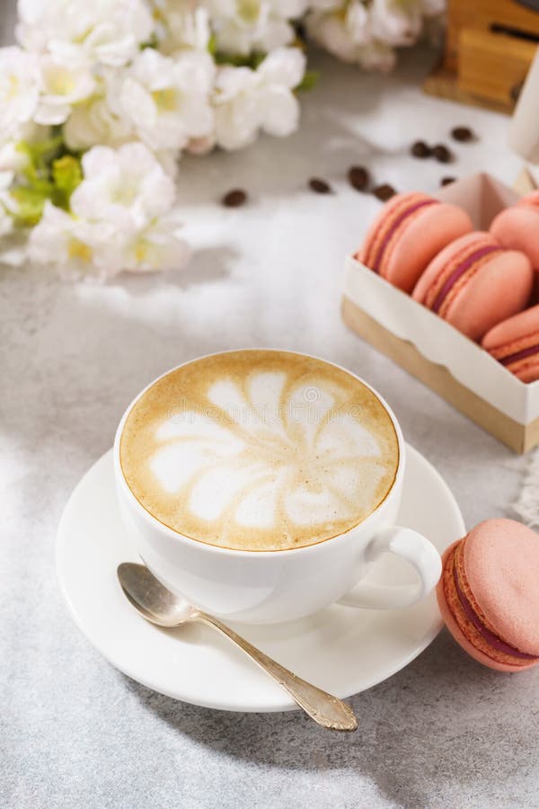 Café y macarons franceses para el postre Desayuno asoleado de la mañana imagen de archivo libre de regalías Café y macarons franceses para el postre Desayuno asoleado de la mañana imagen de archivo libre de regalías
