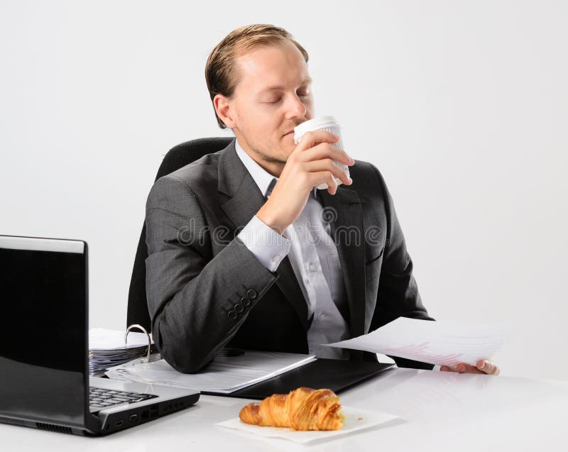 Café y pan del desayuno en el trabajo