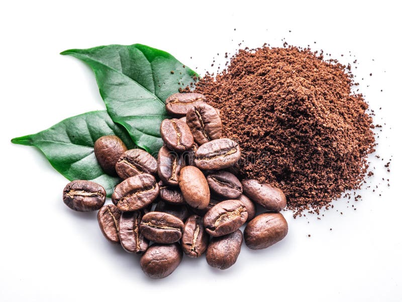 Grãos de café torrados e café moído sobre fundo branco. foto de stock royalty free