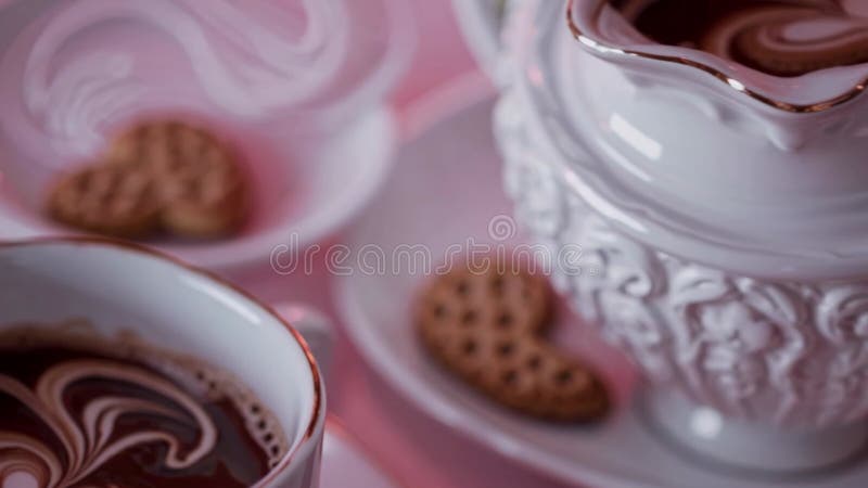 Café élégant avec fine mousse de coeur à côté des biscuits au beurre illustration libre de droits