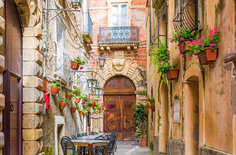 Cafétabellen und -stühle draußen in der alten gemütlichen Straße in der Positano-Stadt, Italien lizenzfreie stockfotos Cafétabellen und -stühle draußen in der alten gemütlichen Straße in der Positano-Stadt, Italien lizenzfreie stockfotos
