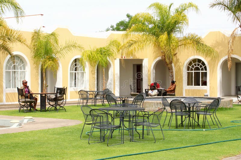 Caféterrasse der Leute im Freien, Keetmanshoop, Namibia lizenzfreies stockbild Caféterrasse der Leute im Freien, Keetmanshoop, Namibia lizenzfreies stockbild