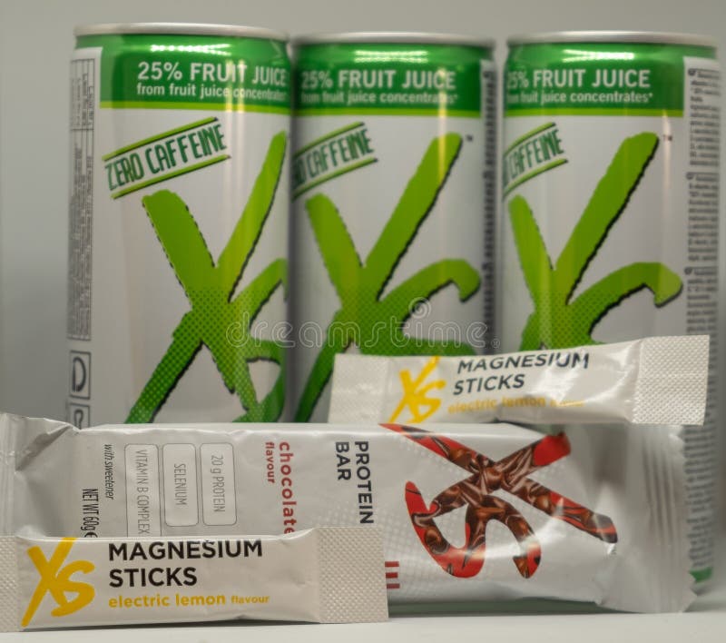 CAGLIARI, ITALIE - DÉCEMBRE 2018 : Barre et boissons de nutrition de sport de XS sur le fond blanc Nutrilite naturel et supplémen photos stock CAGLIARI, ITALIE - DÉCEMBRE 2018 : Barre et boissons de nutrition de sport de XS sur le fond blanc Nutrilite naturel et supplémen photos stock