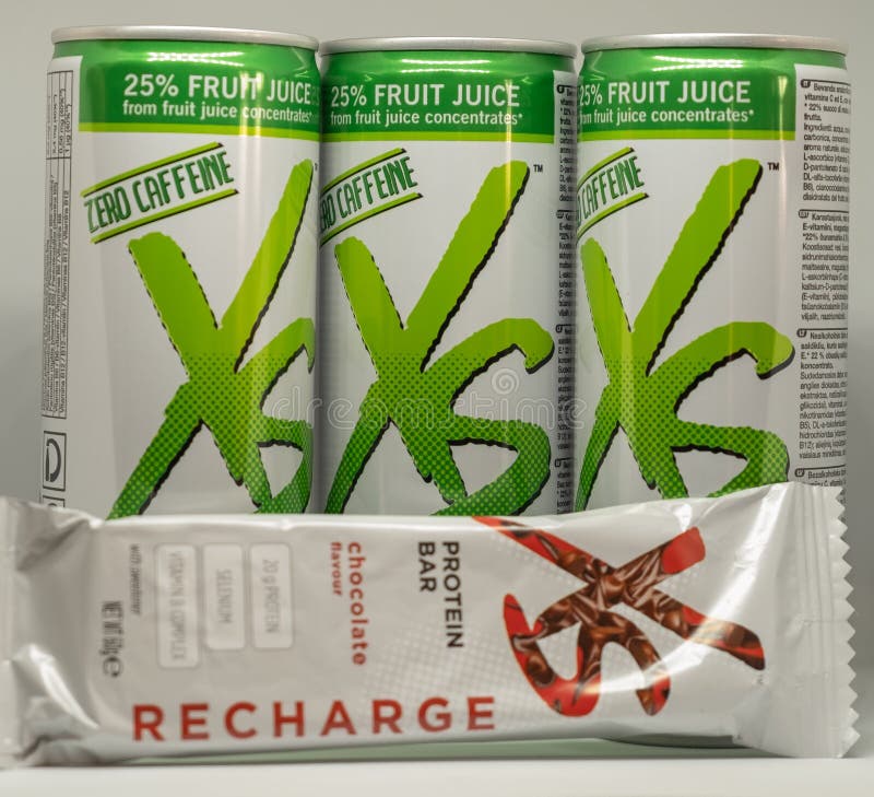 CAGLIARI, ITALIE - DÉCEMBRE 2018 : Barre et boissons de nutrition de sport de XS sur le fond blanc Nutrilite naturel et supplémen images libres de droits CAGLIARI, ITALIE - DÉCEMBRE 2018 : Barre et boissons de nutrition de sport de XS sur le fond blanc Nutrilite naturel et supplémen images libres de droits