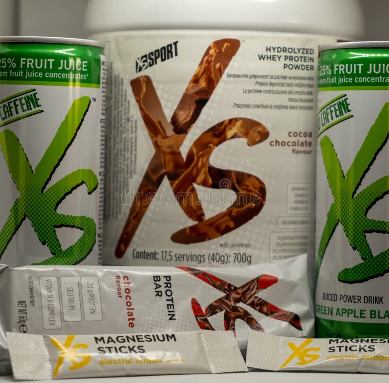 CAGLIARI, ITALIE - DÉCEMBRE 2018 : Barre et boissons de nutrition de sport de XS sur le fond blanc Nutrilite naturel et supplémen images libres de droits CAGLIARI, ITALIE - DÉCEMBRE 2018 : Barre et boissons de nutrition de sport de XS sur le fond blanc Nutrilite naturel et supplémen images libres de droits