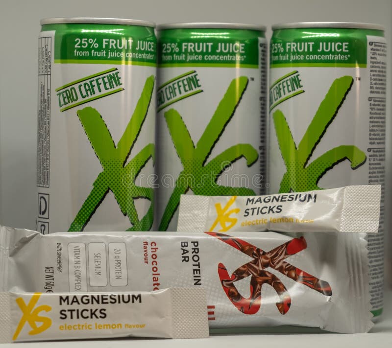 CAGLIARI, ITALIEN - DEZEMBER 2018: XS-Sport-Nahrungsbar und -getränke auf weißem Hintergrund Nutrilite natürlich und Ergänzungen lizenzfreies stockbild CAGLIARI, ITALIEN - DEZEMBER 2018: XS-Sport-Nahrungsbar und -getränke auf weißem Hintergrund Nutrilite natürlich und Ergänzungen lizenzfreies stockbild