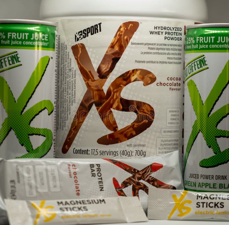 CAGLIARI, ITALIEN - DEZEMBER 2018: XS-Sport-Nahrungsbar und -getränke auf weißem Hintergrund Nutrilite natürlich und Ergänzungen lizenzfreie stockbilder CAGLIARI, ITALIEN - DEZEMBER 2018: XS-Sport-Nahrungsbar und -getränke auf weißem Hintergrund Nutrilite natürlich und Ergänzungen lizenzfreie stockbilder