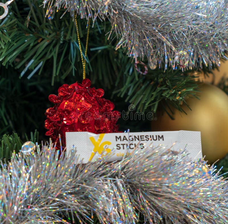 CAGLIARI, ITALIEN - DEZEMBER 2018: XS-Sport-Nahrungsmagnesiumstock auf einem Weihnachtsbaum Nutrilite natürlich und Ergänzungen d lizenzfreies stockfoto CAGLIARI, ITALIEN - DEZEMBER 2018: XS-Sport-Nahrungsmagnesiumstock auf einem Weihnachtsbaum Nutrilite natürlich und Ergänzungen d lizenzfreies stockfoto