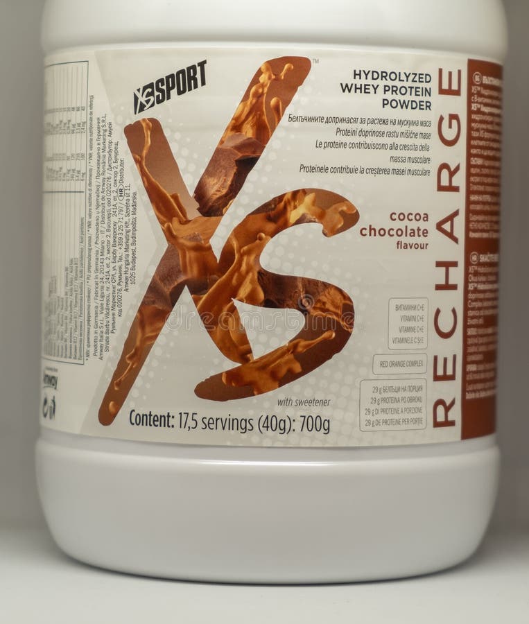 CAGLIARI, ITALIEN - DEZEMBER 2018: XS-Sport-Nahrungsmolkeprotein auf weißem Hintergrund Nutrilite natürlich und Ergänzungen des s lizenzfreies stockbild CAGLIARI, ITALIEN - DEZEMBER 2018: XS-Sport-Nahrungsmolkeprotein auf weißem Hintergrund Nutrilite natürlich und Ergänzungen des s lizenzfreies stockbild