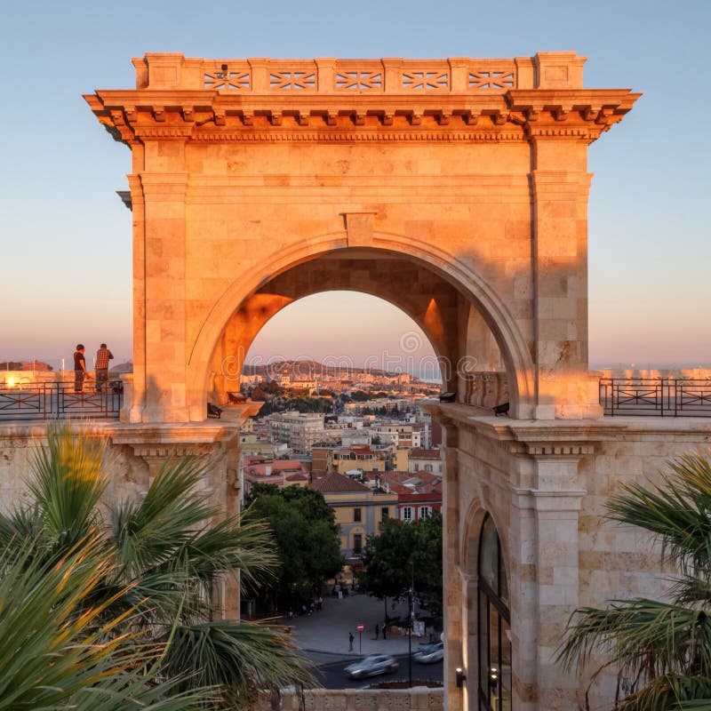 Cagliari sardinia italia. l'arco del trionfo e la città attraverso l'arco.