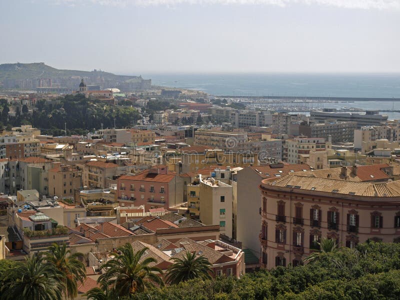 Cagliari, vista dalla vecchia città, Sardegna, Italia immagini stock libere da diritti Cagliari, vista dalla vecchia città, Sardegna, Italia immagini stock libere da diritti