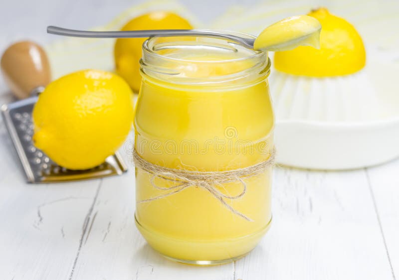 Cagliata di limone in un barattolo di vetro immagini stock Cagliata di limone in un barattolo di vetro immagini stock