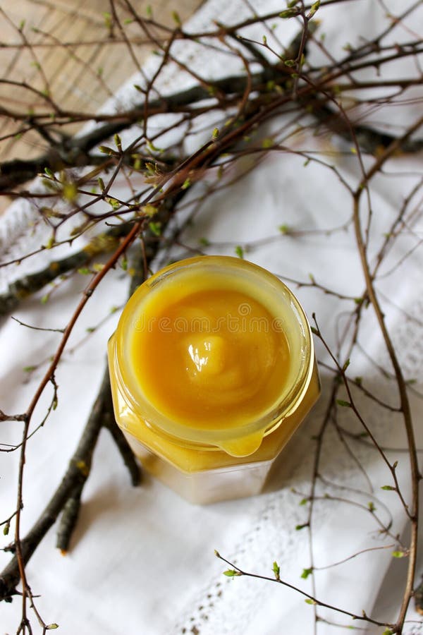 Cagliata di limone in un barattolo di vetro Stile rustico, fuoco selettivo fotografia stock libera da diritti Cagliata di limone in un barattolo di vetro Stile rustico, fuoco selettivo fotografia stock libera da diritti