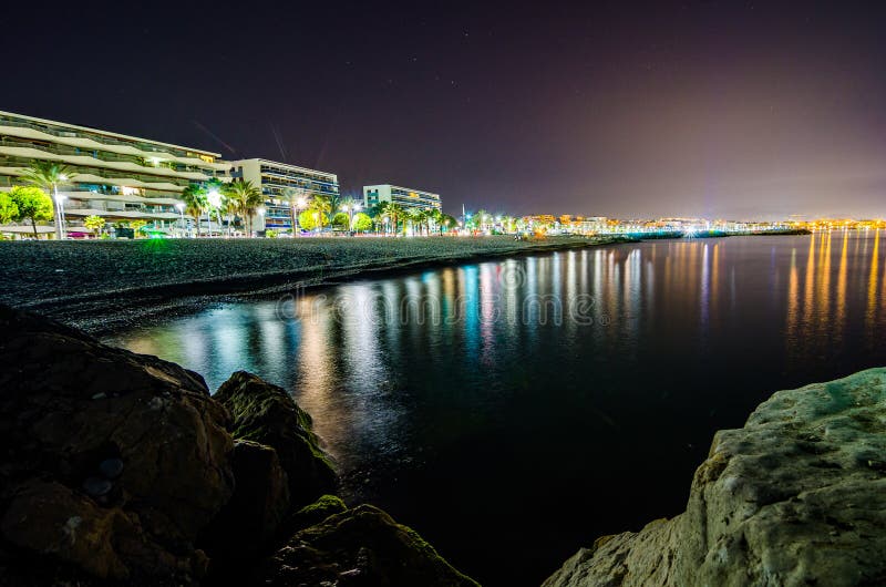 Cagnes sur Mer, Frankrijk - Juni 20, 2018 Nachtfoto van stad op de kust met bezinning stock foto Cagnes sur Mer, Frankrijk - Juni 20, 2018 Nachtfoto van stad op de kust met bezinning stock foto