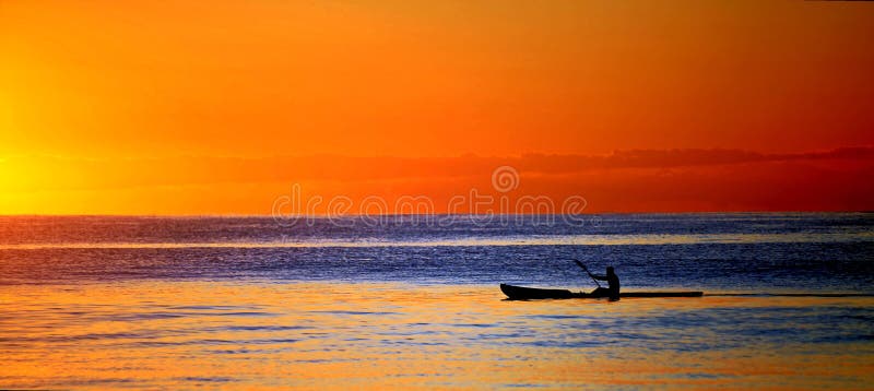 Caiaque no oceano no por do sol imagens de stock Caiaque no oceano no por do sol imagens de stock