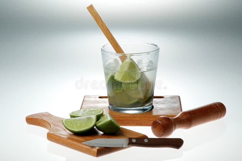 Caipirinha brasilianisches Cocktail mit Aperitif stockbilder Caipirinha brasilianisches Cocktail mit Aperitif stockbilder