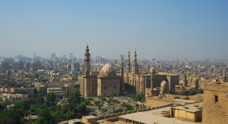 A través de El la ciudad mezquita de sultán.