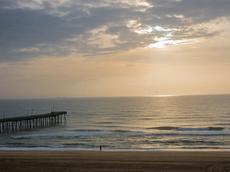 Cais da pesca no nascer do sol em Virginia Beach, Virgínia, EUA fotografia de stock royalty free Cais da pesca no nascer do sol em Virginia Beach, Virgínia, EUA fotografia de stock royalty free