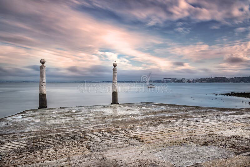 Cais das Colunas i Lissabon arkivbild