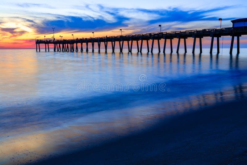 Cais de Veneza, Florida, no por do sol com as ondas intencionalmente obscuras para mostrar movimentos e beleza fotos de stock Cais de Veneza, Florida, no por do sol com as ondas intencionalmente obscuras para mostrar movimentos e beleza fotos de stock