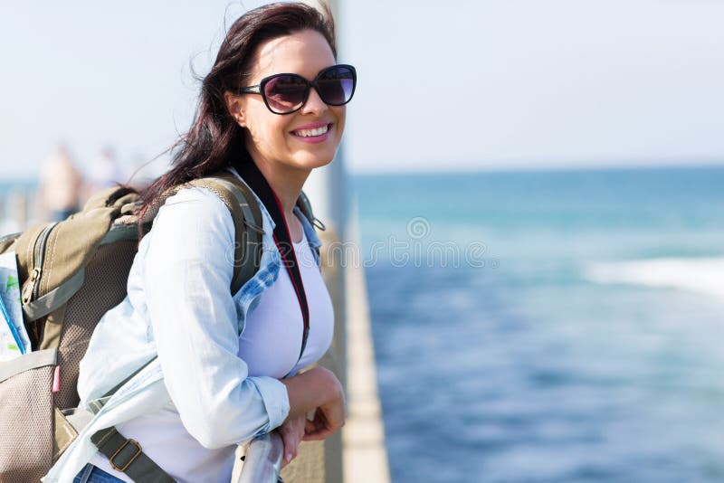 Homem Turista De Pé Com Grande Escandinávia De Montanha Imagem de