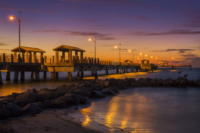 Cais no crepúsculo - St Petersburg da pesca, Florida