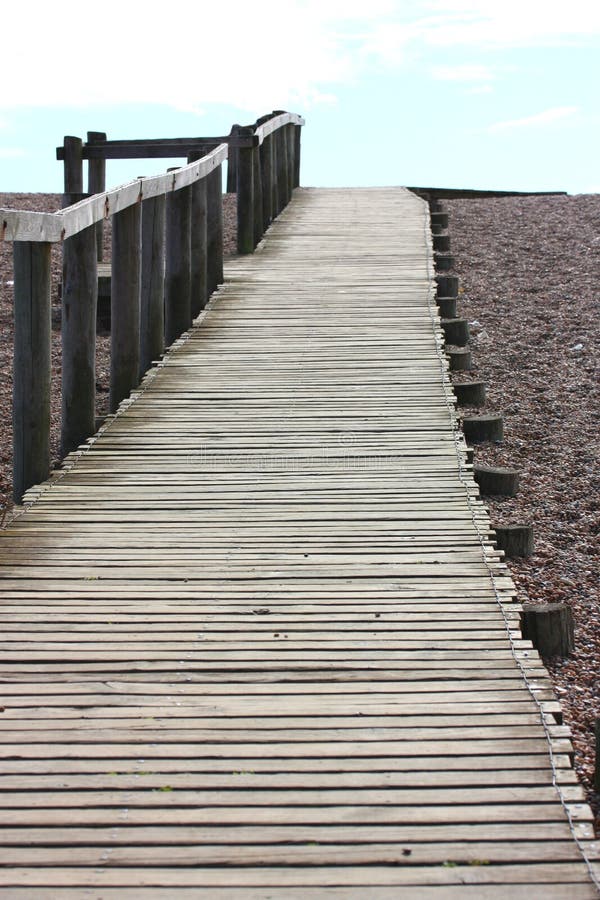 Cais longo e vazio na praia fotografia de stock royalty free