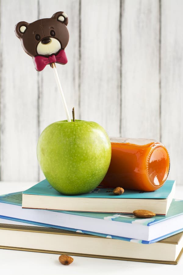 Caixa de almoço escolar com sanduíche, frutos e porcas imagens de stock Caixa de almoço escolar com sanduíche, frutos e porcas imagens de stock