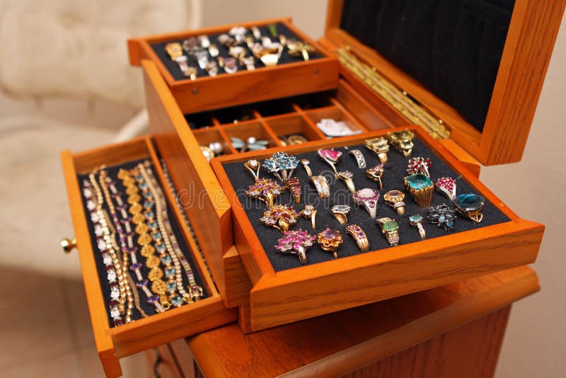 Caixa de jóia com anéis e braceletes