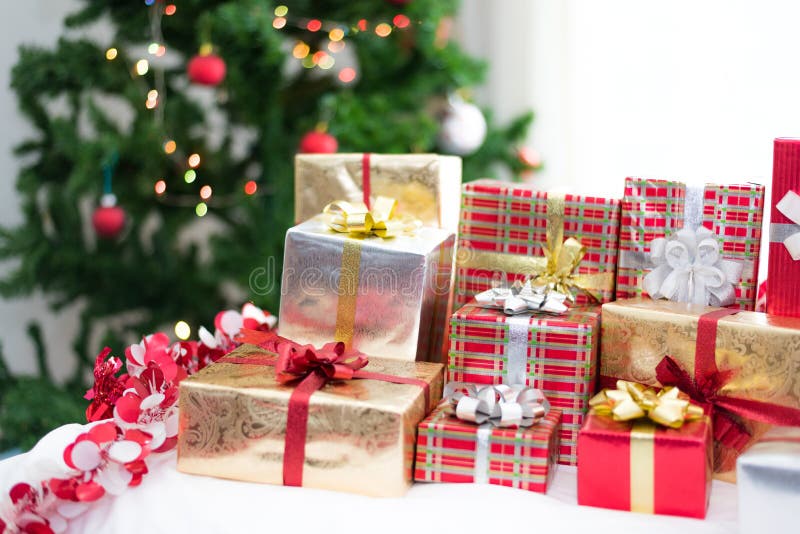 Caixa De Presente Com Fundo Da árvore De Natal Para Crianças Da Surpresa  Dentro Foto de Stock - Imagem de vermelho, projeto: 108923670