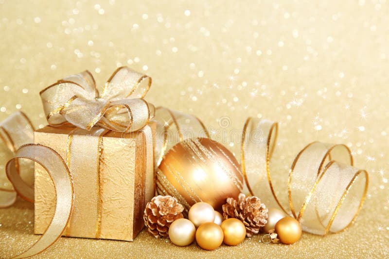 Caixa de presente do Natal com esfera do Natal imagem de stock royalty free Caixa de presente do Natal com esfera do Natal imagem de stock royalty free