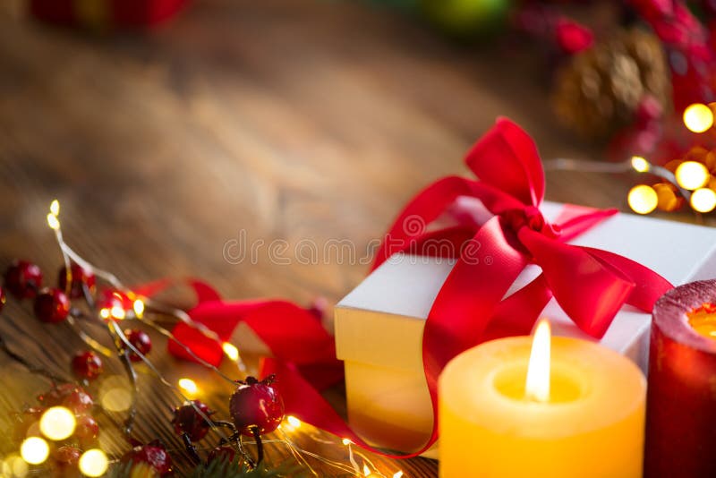 Caixa de presente do Natal com a fita e curva vermelhas do cetim, contexto do Xmas bonito e do ano novo com caixa de presente env foto de stock Caixa de presente do Natal com a fita e curva vermelhas do cetim, contexto do Xmas bonito e do ano novo com caixa de presente env foto de stock