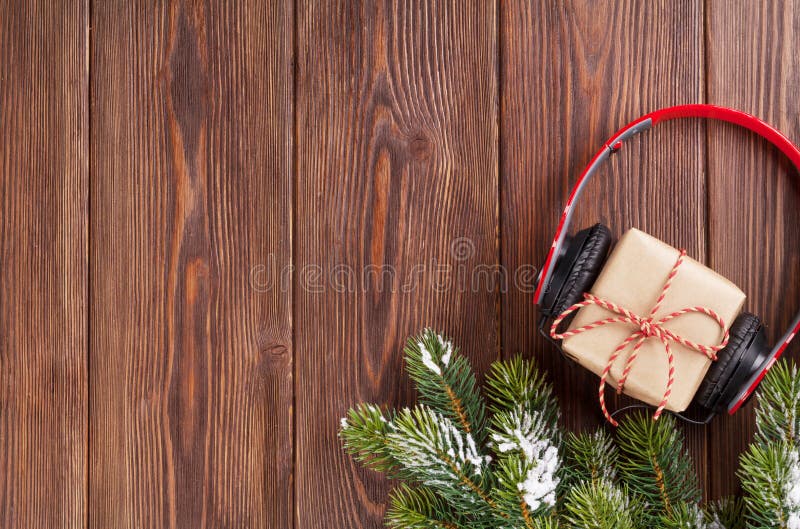 Caixa de presente do Natal com fones de ouvido e ramo de árvore fotografia de stock royalty free Caixa de presente do Natal com fones de ouvido e ramo de árvore fotografia de stock royalty free