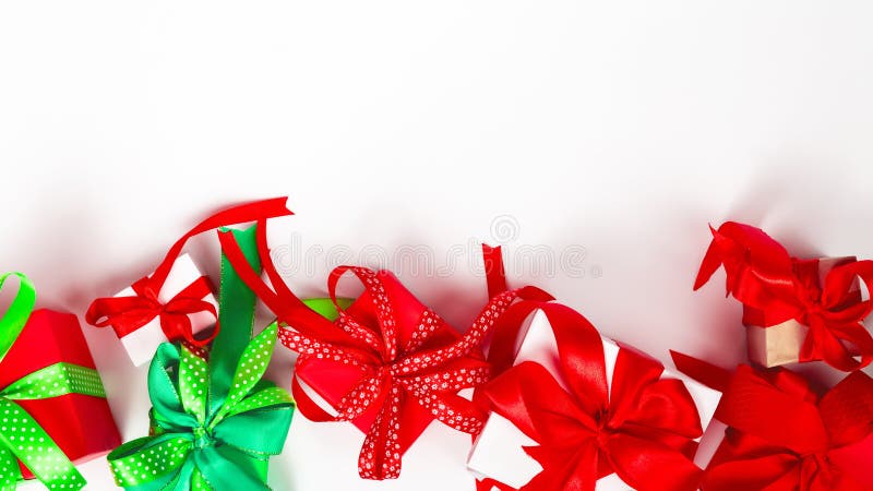 Caixa De Presente Verde E Vermelha, Com Fita E Arco Em Fundo Branco. Barra Plana. Vista Superior. Feliz Aniversário De Natal Novo Imagem de Stock - Imagem de alegre, pacote: 231277417 Caixa De Presente Verde E Vermelha, Com Fita E Arco Em Fundo Branco. Barra Plana. Vista Superior. Feliz Aniversário De Natal Novo Imagem de Stock - Imagem de alegre, pacote: 231277417