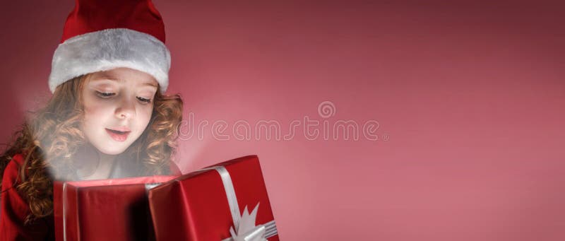 Caixa de presente vermelha aberta da menina imagens de stock royalty free Caixa de presente vermelha aberta da menina imagens de stock royalty free