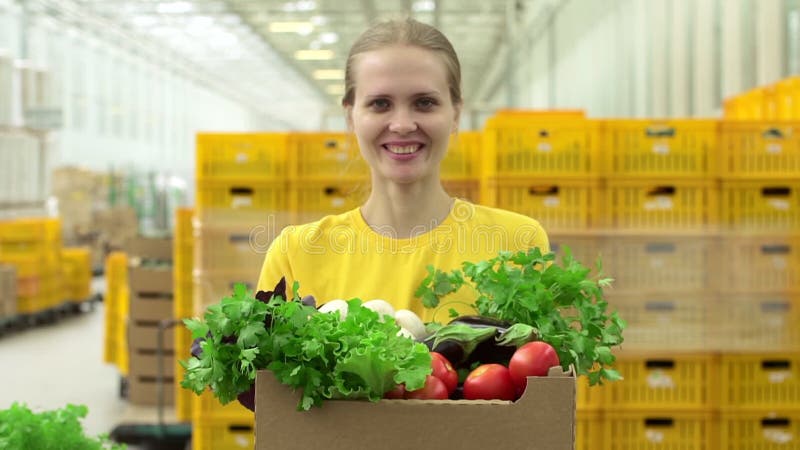 Caixa de retenção de mulheres voluntárias com doação de legumes retrato spbd. ativista alimentar veja a câmera